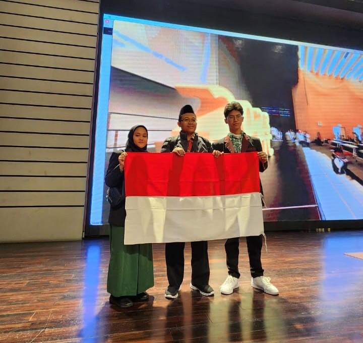 Fakhrina Maulidah dan M. Harits Nasrullah, siswa SMA Trensains ini berhasil meraih Bronze Medal/medali perunggu di ajang World Mathematics Team Championship (WMTC) 2023 di Seoul Korea Selatan 