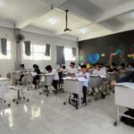 Calon santri SMP Sains Tebuireng ikuti tes Penerimaan Santri Baru (PSB) di gedung SMP Sains Tebuireng pada Ahad (24/12/2023).