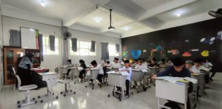 Calon santri SMP Sains Tebuireng ikuti tes Penerimaan Santri Baru (PSB) di gedung SMP Sains Tebuireng pada Ahad (24/12/2023).