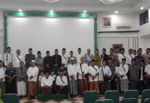 Sejumlah Pengurus Ranting NU Tebuwung Dukun Gresik serta ratusan anggotanya mengikuti Ziarah Masyayikh Pendiri NU di Jombang Jawa Timur, Selasa (20/02/2024).