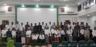 Sejumlah Pengurus Ranting NU Tebuwung Dukun Gresik serta ratusan anggotanya mengikuti Ziarah Masyayikh Pendiri NU di Jombang Jawa Timur, Selasa (20/02/2024).