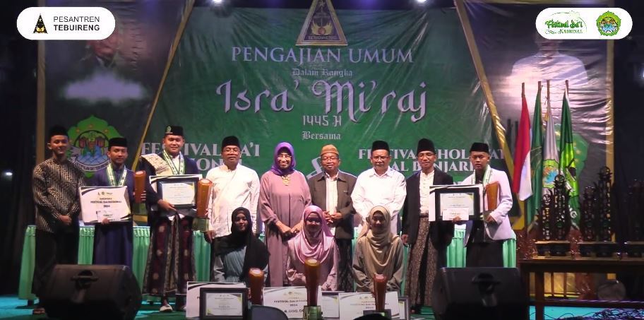 Para Juara Fesdanas Kudairang 2024 saat berfoto dengan Ibu Nyai Farida Salahuddin Wahid dan jajaran pimpinan Pondok Putra Tebuireng serta pengurus Kudaireng.
