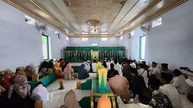 Gus Dan Ning Tebuireng Ziarahi Makam Kiai Ageng Basyariyah | Tebuireng ...