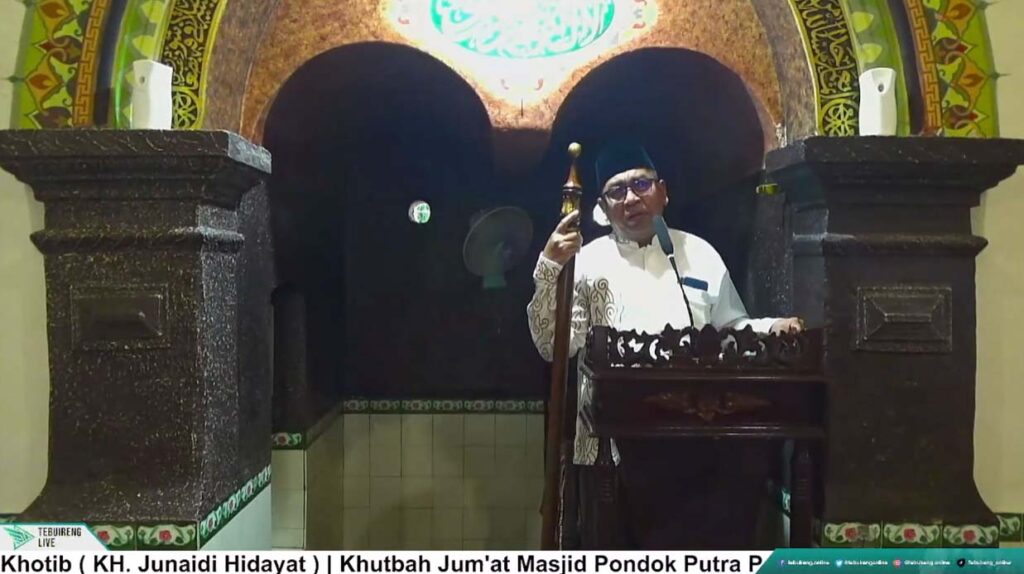 KH. Junaidi Hidayat saat menjadi khotib shalat Jumat di Masjid Pondok Putra Tebuireng