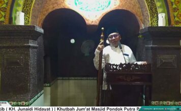 KH. Junaidi Hidayat saat menjadi khotib shalat Jumat di Masjid Pondok Putra Tebuireng