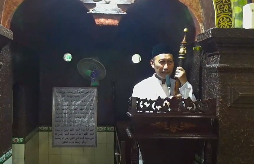 KH Amir Jamiluddin menjadi khatib jumat di masjid Pesantren Tebuireng