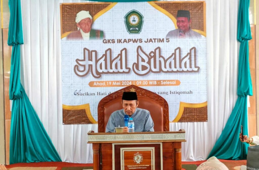 KH. Amir Jamiludin saat memberi pengajian di acara halal bi halal IKAPWS, Ahad (19/05/2024)