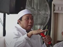 KH Abdul Qoyyum Manshur (Gus Qoyyum) menyampaikan mauidhoh hasanah di acara Haul Akbar Pacitan ke-167 KH. Abdul Manan Dipomenggolo