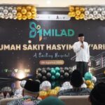KH. Abdul Hakim Mahfudz saat memberikan sambutan di Milad ke-1 RSHA, pada Kamis (08/08/2024). Foto: Ayu