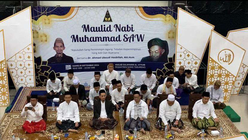 Pesantren Sains Tebuireng turut memperingati Maulid Nabi Muhammad SAW di masjid Salahuddin Al-Ayyubi Jombok, pada Kamis malam (19/09/2024) dengan mengangkat tema “Rasulullah Sang Pemimpin Agung Teladan Kepemimpinan yang Adil dan Bijaksana”. Foto: Albi