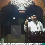 KH. Junaidi Hidayat saat menyampaikan khutbah jumat di masjid Pondok Putra Pesantren Tebuireng.