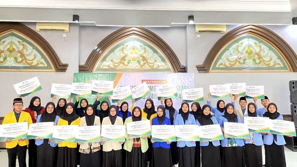 Para penerima beasiswa BAZNAS Jombang bertajuk "Beasiswa Jombang Prestasi 2024" pada Selasa (22/10/2024) di gedung Islamic Center Jombang. Foto: Ilvi
