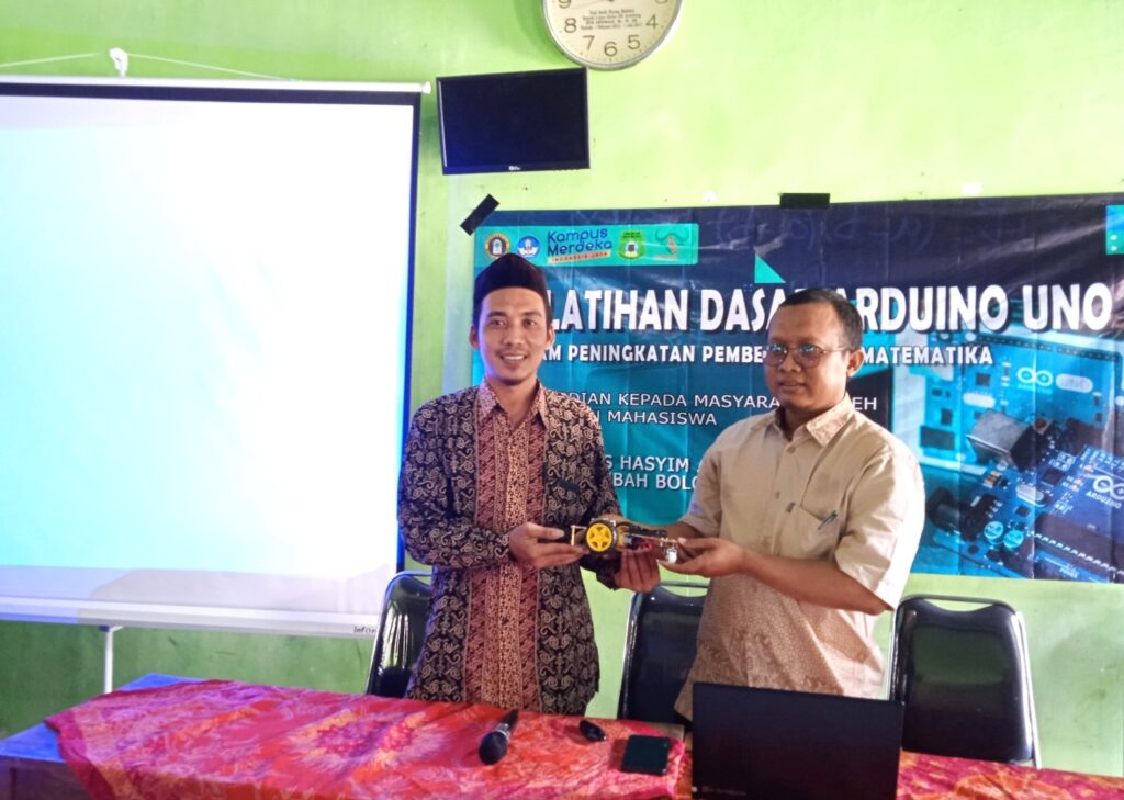 mahasiswa dari Fakultas Teknik (FT) Universitas Hasyim Asy’ari (Unhasy) melakukan kegiatan Pengabdian kepada Masyarakat (PkM) dengan tema “Peningkatan Kualitas Pembelajaran Matematikan Melalui Intefrasi Arduino” di SMP Islam Mbah Bolong, Pacul Watugaluh, Diwek Jombang, pada Sabtu pekan lalu (05/10/2024).