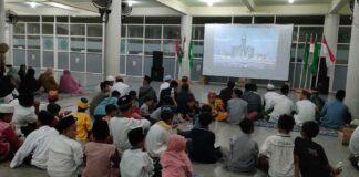 Masyarakat Kelurahan Indro Kebomas Gresik nonton bareng film dokumenter Resolusi Jihad Hadratussyaikh KH. Hasyim Asy’ari di aula basement Masjid Jami' Al Kautsar Indro Kebomas Gresik. Ratusan penonton datang, mulai dari anak-anak TPQ, Banom dan lembaga NU, pengurus musholla dan masjid, remas, tokoh masyarakat, tokoh agama, dan jamaah ibu-ibu, Senin (21/10/2024). Foto: Hoo