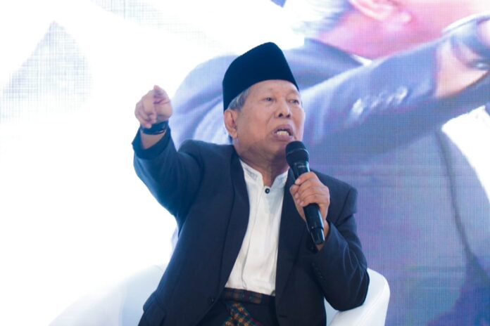 kiai mustain syafii muktamar 2 Dr. KH. Ahmad Musta’in Syafi’i M.Ag., Ketua Dewan Masyayikh Pesantren Tebuireng di Mukatamar ll Pemikiran KH. M. Hasyim Asy’ari dengan tema “Aktualisasi Pemikiran Hadratussyaikh KH. M. Hasyim Asy’ari untuk Indonesia Maju pada Jumat (4/10/2024). Foto: Ayong
