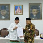 Serah terima jabatan pengurus harian Yayasan KHMHA, Dr. Ali Faisal kepada Ir. Rifky Effendi Hardijanto, Ahad (3/11/2024). Foto: Ara