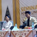 KH. Bambang Harimurti (Gus Bambang) saat menjadi pembicara di seminar peduli lingkungan di shelter SMP AWH Pondok Putra Pesantren Tebuireng, pada Jumat (31/10/2024). Foto: Ihsan
