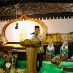 Pengasuh Pesantren Tebuireng KH. Abdul Hakim Mahfudz saat menyampaikan sambutan di acara pagelaran wayang kiai saat Hari Jadi Ke-70 UNAIR dengan lakon "Bandaran Hadratussyaikh KH. M. Hasyim Asy'ari". Foto: Irysad.