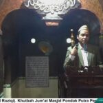 KH. Ahmad Roziqi menyampaikan khutbah jumat di masjid Pondok Putra Pesantren Tebuireng