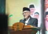 Puncak acara Haul ke-15 Gus Dur (Abdurrahman Wahid) digelar di Pesantren Tebuireng, Ahad malam (22/12/2024) bada Isya’. Dalam salah satu sambutan, Pengasuh Pesantren Tebuireng KH. Abdul Hakim Mahfudz (Gus Kikin) menceritakan sosok Gus Dur. Foto: tebuireng.online