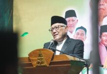 Puncak acara Haul ke-15 Gus Dur (Abdurrahman Wahid) digelar di Pesantren Tebuireng, Ahad malam (22/12/2024) bada Isya’. Dalam salah satu sambutan, Pengasuh Pesantren Tebuireng KH. Abdul Hakim Mahfudz (Gus Kikin) menceritakan sosok Gus Dur. Foto: tebuireng.online