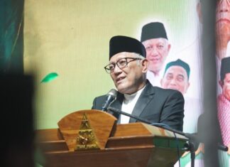 Puncak acara Haul ke-15 Gus Dur (Abdurrahman Wahid) digelar di Pesantren Tebuireng, Ahad malam (22/12/2024) bada Isya’. Dalam salah satu sambutan, Pengasuh Pesantren Tebuireng KH. Abdul Hakim Mahfudz (Gus Kikin) menceritakan sosok Gus Dur. Foto: tebuireng.online