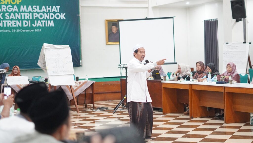 Dr. KH. Nahe'i, M.H.I., membuka forum grup diskusi dalam Workshop Keluarga Maslahat Nahdlatul Ulama dengan tema yang bertajuk 'Tantangan Keluarga Masa Kini dalam Perspektif Keluarga Maslahat',