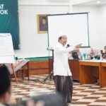 Dr. KH. Nahe'i, M.H.I., membuka forum grup diskusi dalam Workshop Keluarga Maslahat Nahdlatul Ulama dengan tema yang bertajuk 'Tantangan Keluarga Masa Kini dalam Perspektif Keluarga Maslahat',