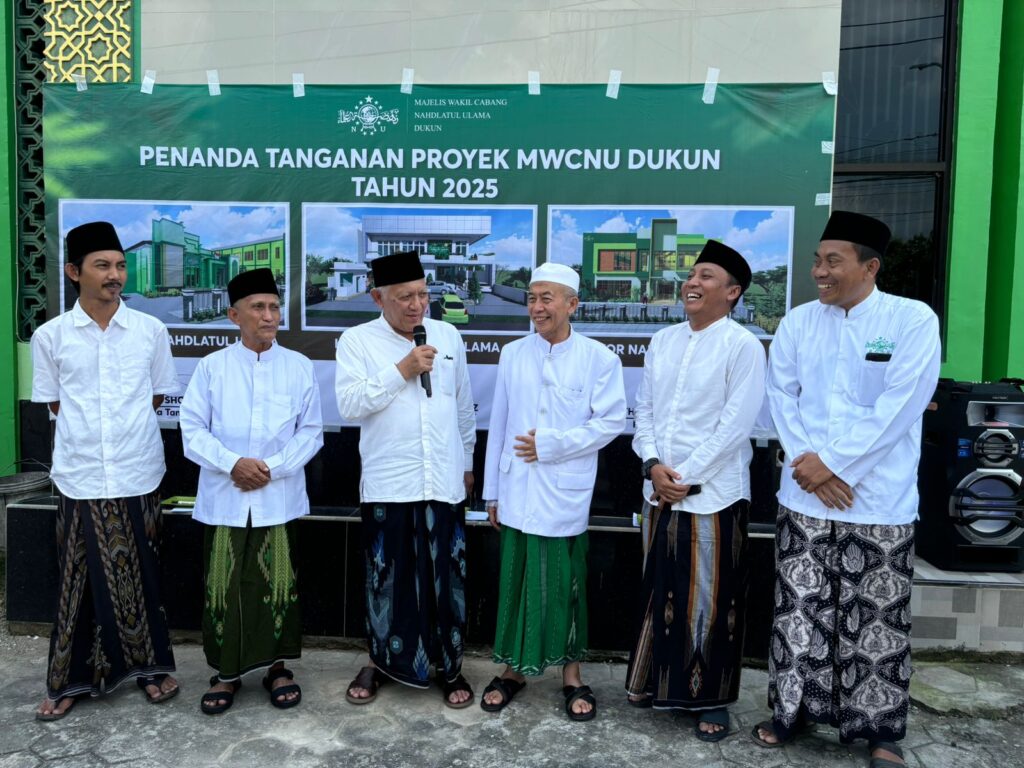 Rangkaian kegiatan peringatan Harlah ke-102 Nahdlatul Ulama (NU) Majelis Wakil Cabang Nahdlatul Ulama (MWCNU) Dukun dimulai dengan giat Ngaji Ekonomi bersama Numani (Numani Bakery) Seminar Suscatin (LKKNU), Pengobatan Gratis (Klinik Annahdlah), Lailatul Hadrah (Ishari), Khatmil Qur'an Bil Ghoib (JQHNU). Puncak acara peringatan Harlah ke-102 NU yang diselenggarakan oleh MWCNU Dukun dengan mengusung tema," Bekerja Bersama Untuk Penguatan Ekonomi Serta Mengokohkan Semangat Jam'iyyah Di MWCNU Dukun" terpusat di Aula KH Muhammad Hasyim Asy'ari MWCNU Dukun, Jalan Raya Mojopetung 09 Dukun Gresik, pada Ahad (26/01/2025). Foto: Hoo