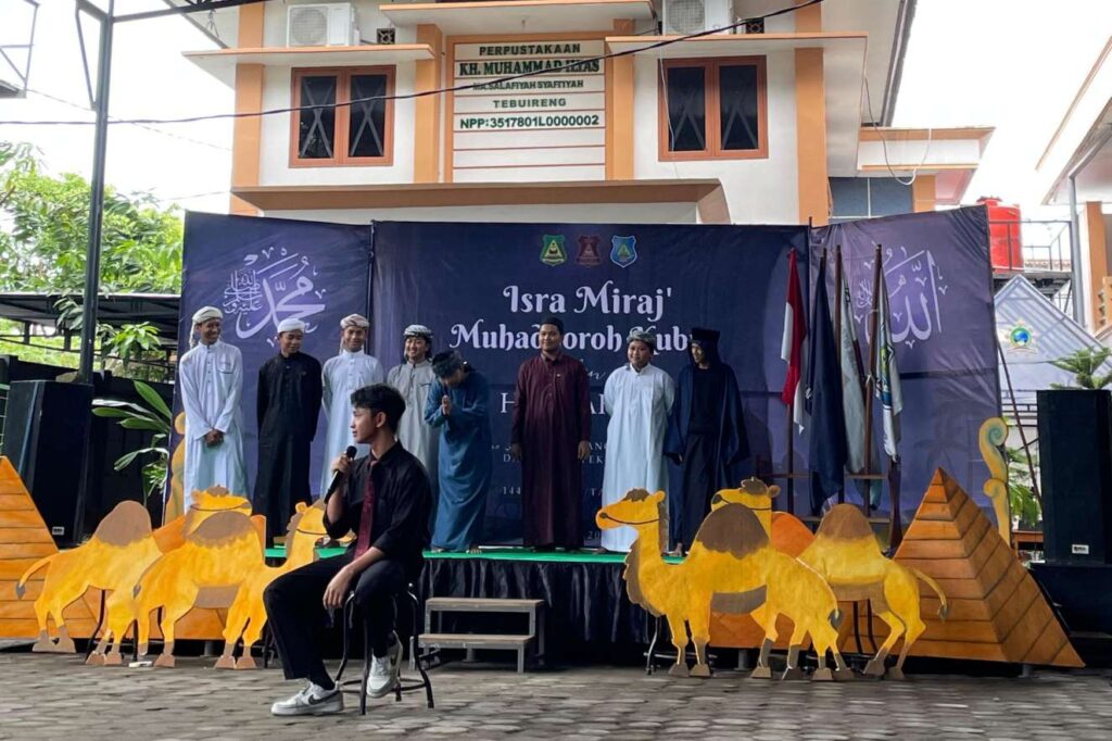 OSIS Madrasah Aliyah Salafiyah Syafi’iyah (MASS) Tebuireng berkolaborasi dengan Tebuireng English Arabic Club (TEAC) mengadakan acara muhadhoroh kubro, serta peringatan isra’ mi’raj dan harlah ke-102 Nahdlatul Ulama (NU) di halaman madrasah pada Kamis (30/01/2025) pagi. Foto: Anis
