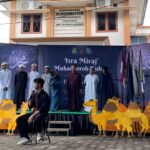 OSIS Madrasah Aliyah Salafiyah Syafi’iyah (MASS) Tebuireng berkolaborasi dengan Tebuireng English Arabic Club (TEAC) mengadakan acara muhadhoroh kubro, serta peringatan isra’ mi’raj dan harlah ke-102 Nahdlatul Ulama (NU) di halaman madrasah pada Kamis (30/01/2025) pagi. Foto: Anis