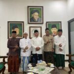 Sejumlah pengurus Majelis Wakil Cabang Nahdlatul Ulama (MWCNU) Dukun Gresik bersilaturrahmi ke KH. Abdul Hakim Mahfudz Pengasuh Pesantren Tebuireng sekaligus Ketua Tanfidziyah PWNU Jawa Timur, Jumat (03/01/2025). Foto: Ara