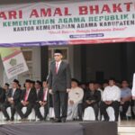 Dalam rangka Hari Amal Bhakti ke-79 Kementerian Agama Republik Indonesia (Kemenag RI), kantor Kemenag Kabupaten Jombang menggelar upacara di halaman gedung B Universitas Hasyim Asy’ari (Unhasy) pada Jumat (03/01/2024). Foto: si