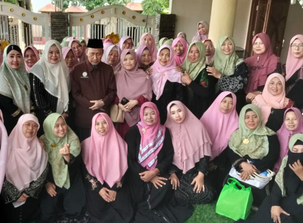 GKS (Gerbang Kerta Susila) IKAPWS (Ikatan Alumni Pesantren Wali Songo) Jatim 5 meliputi wilayah Gresik, Surabaya, Madura, Sidoarjo dan Pasuruan melaksanakan kegiatan rutin triwulan sekaligus peringatan milad ke-11. Gebyar peringatan milad ini dipusatkan di Wonoayu Sidoarjo, di rumah sahabati Hj. Khotiah, Ahad (19/01/2024).