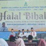 - Ketua Presidium Nasional Ikatan Keluarga Alumni Pesantren Tebuireng (IKAPETE), Prof. Dr. H. Maskuri, M.Si., dalam acara Halal Bihalal yang dilaksanakan oleh PC IKAPETE Kab. Gresik pada Ahad (13/04/2024) di GOR Munggugianti Kec. Benjeng Kabupaten Gresik. Foto: Hoo