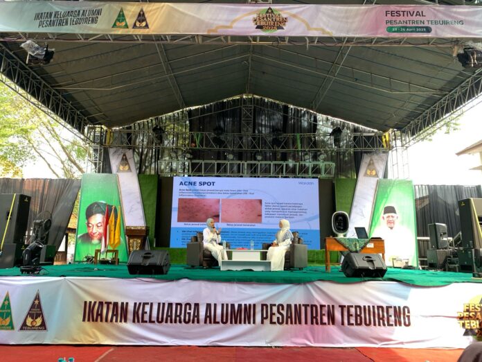 Penyuluhan kesehatan merupakan agenda tahunan yang diadakan oleh pengurus OSPI (Organisasi Santri Pondok Putri) dari departement UKKLP. Bermula dari kepedulian dengan kesehatan kulit wajah para santriwati, para pengurus OSPI menggelar kegiatan ini dengan tema “Dari skincare to safe care, menjaga kesehatan kulit di era modern,” berkolaborasi dengan PT. Paragon, Jum’at (25/04/2025). Foto: Zulfa