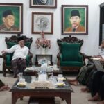 KH. Abdul Hakim Mahfudz dengan sejumlah pegiat Aswaja membahas pendidikan 'ala manhaj Aswaja, Sabtu (21/06/2025). Foto: Sutan