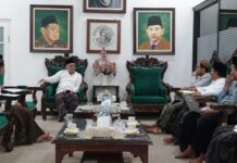 KH. Abdul Hakim Mahfudz dengan sejumlah pegiat Aswaja membahas pendidikan 'ala manhaj Aswaja, Sabtu (21/06/2025). Foto: Sutan