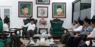 KH. Abdul Hakim Mahfudz dengan sejumlah pegiat Aswaja membahas pendidikan 'ala manhaj Aswaja, Sabtu (21/06/2025). Foto: Sutan