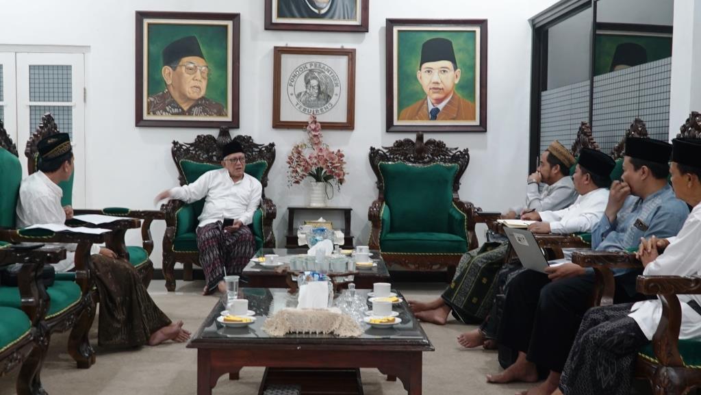 KH. Abdul Hakim Mahfudz dengan sejumlah pegiat Aswaja membahas pendidikan 'ala manhaj Aswaja, Sabtu (21/06/2025). Foto: Sutan