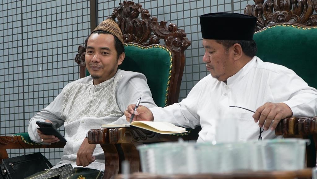KH. Ahmad Roziqi saat memaparkan pembahasan tentang pendidikan 'ala manhaj Aswaja. Foto: Sutan