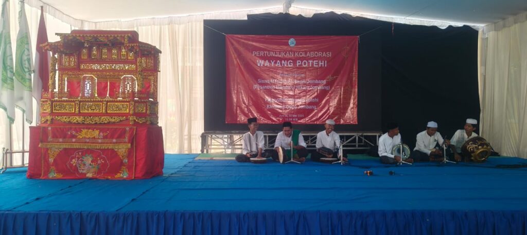 Santri Pondok Pesantren al-Hikam belajar memainkan wayang potehi secara langsung dari sang maestro, Pak Widodo. Sumber foto: penulis