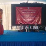 Santri Pondok Pesantren al-Hikam belajar memainkan wayang potehi secara langsung dari sang maestro, Pak Widodo. Sumber foto: penulis
