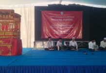 Santri Pondok Pesantren al-Hikam belajar memainkan wayang potehi secara langsung dari sang maestro, Pak Widodo. Sumber foto: penulis