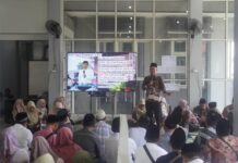 Mulya Afif selaku Wakil Kepala Sekolah bidang Kesiswaan SMP Sains Tebuireng saat ta'aruf dengan wali santri baru, Sabtu (5/7/2025). Foto: Ifa
