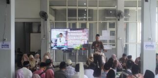 Mulya Afif selaku Wakil Kepala Sekolah bidang Kesiswaan SMP Sains Tebuireng saat ta'aruf dengan wali santri baru, Sabtu (5/7/2025). Foto: Ifa