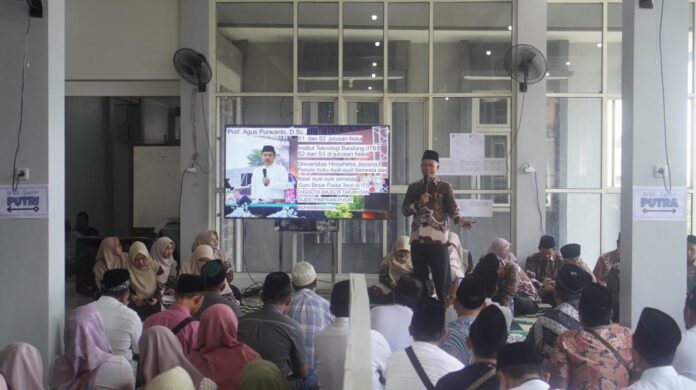 Mulya Afif selaku Wakil Kepala Sekolah bidang Kesiswaan SMP Sains Tebuireng saat ta'aruf dengan wali santri baru, Sabtu (5/7/2025). Foto: Ifa
