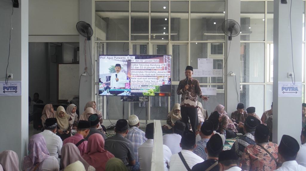 Mulya Afif selaku Wakil Kepala Sekolah bidang Kesiswaan SMP Sains Tebuireng saat ta'aruf dengan wali santri baru, Sabtu (5/7/2025). Foto: Ifa
