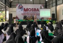 Ustadzah Anis saat menyampaikan materi ubudiyah dan akhlak di acara MOSBA Pondok Putri Pesantren Tebuireng, Ahad (6/7/2025). Foto: Helfi