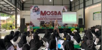 Ustadzah Anis saat menyampaikan materi ubudiyah dan akhlak di acara MOSBA Pondok Putri Pesantren Tebuireng, Ahad (6/7/2025). Foto: Helfi